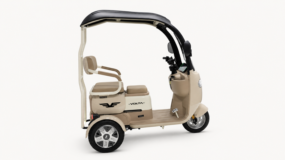Volta VM2 in Creme, Seitenansicht mit Haube im Studio.