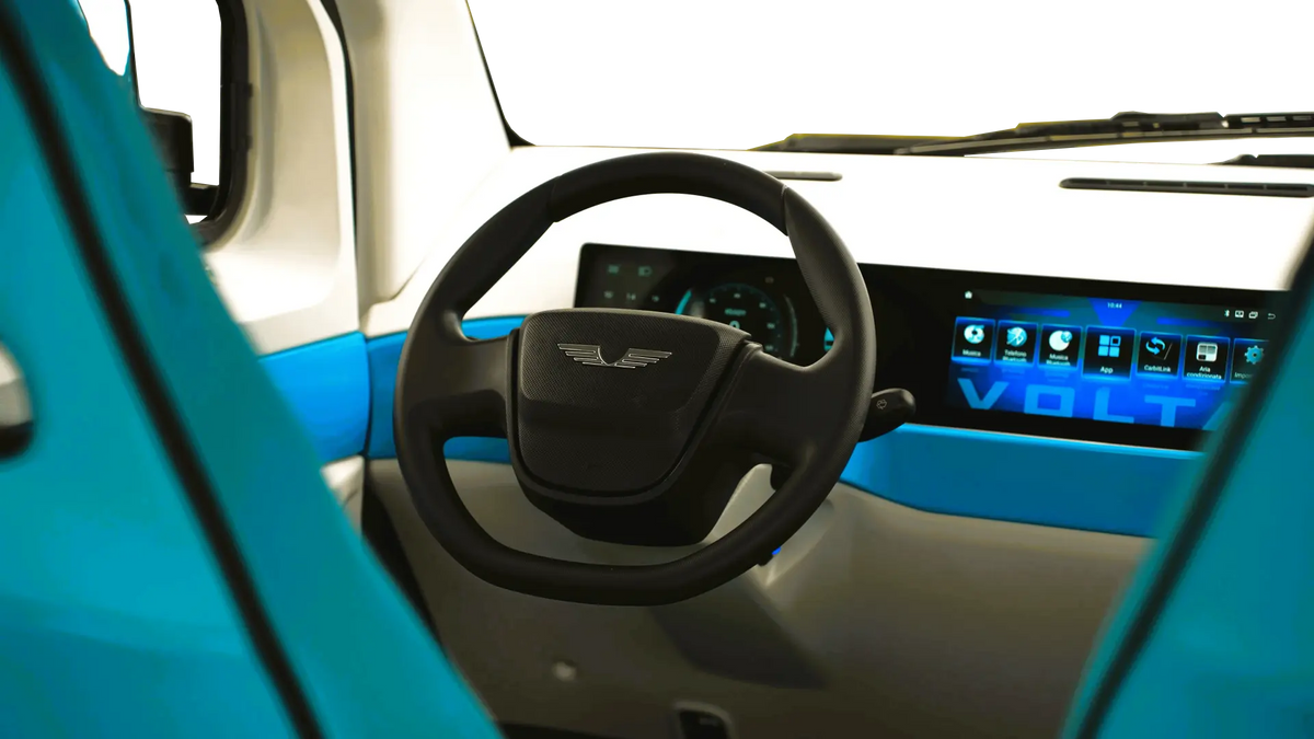 Volta V1 in Türkis, Cockpit mit Lenkrad und Armaturen.