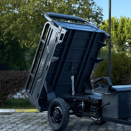 Volta VT5 mit Haube in Grau, Angehobene Ladefläche im Freien.